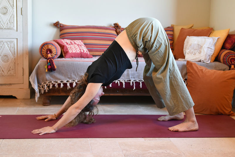 Posture de yoga chien tête en bas